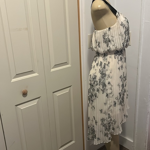 JESSICA SIMPSONS  PLEADED DRESS SIZE 8 - Picture 4 of 6